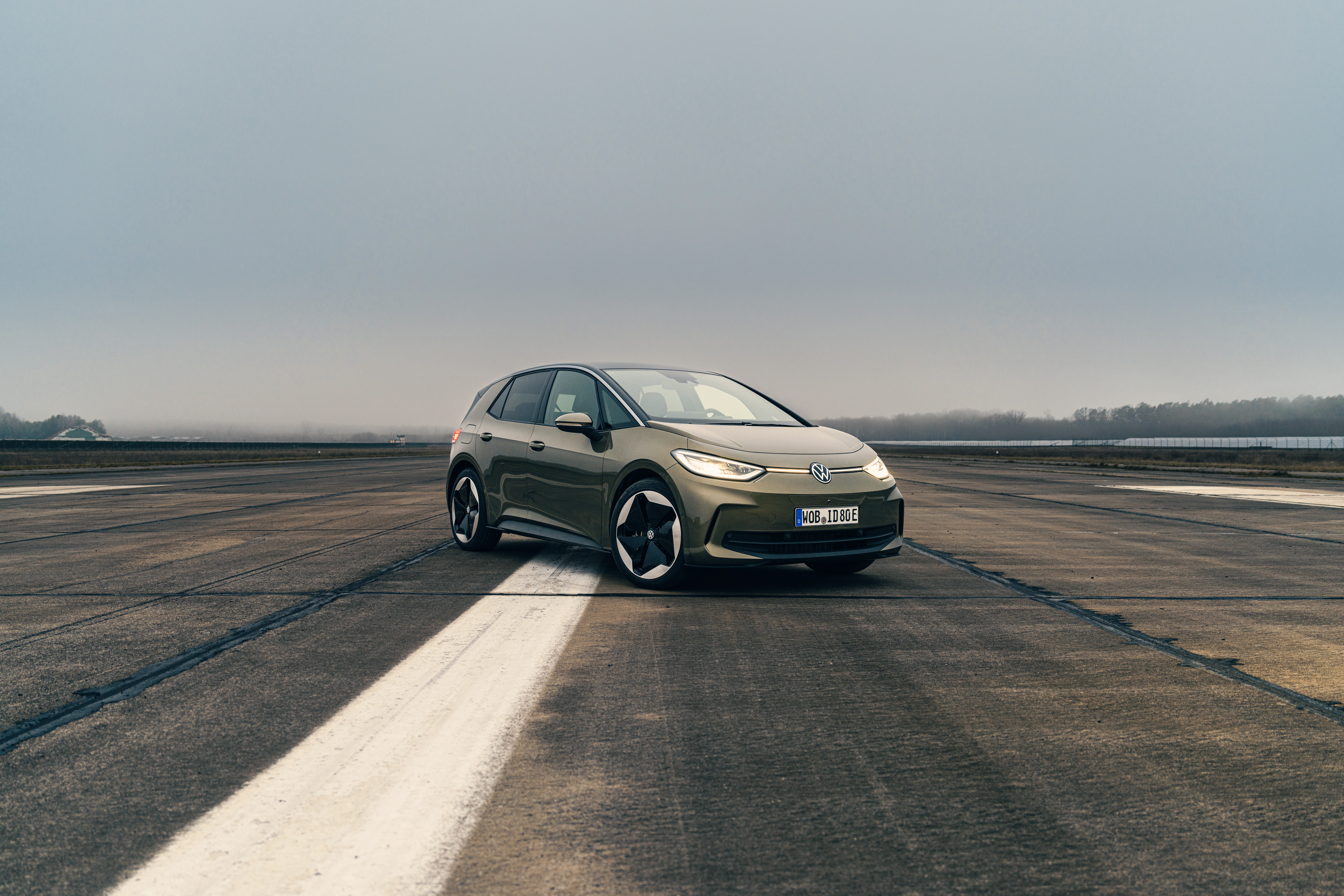 ID 3 in gr&uuml;n seitliche Ansicht auf der Stra&szlig;e stehend.