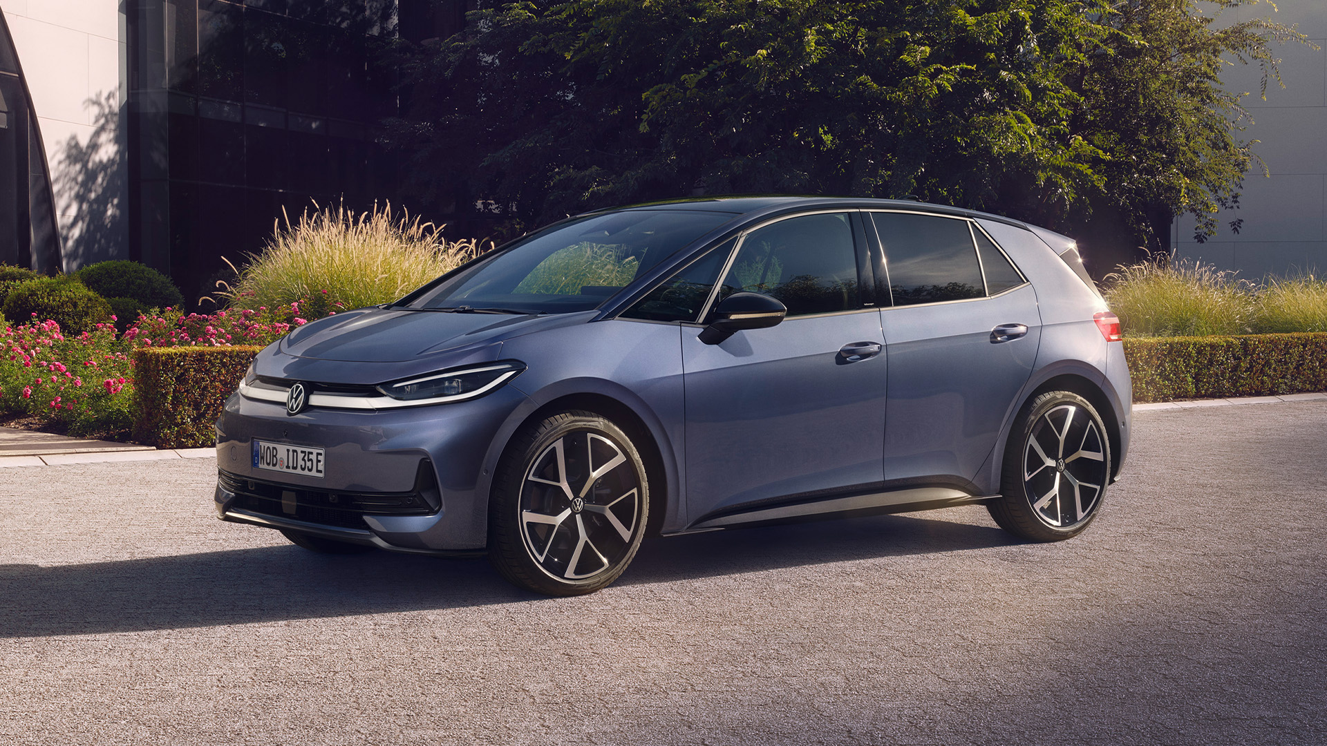 Seitenansicht eines blauen ID. 3 Neo. Im Hintergrund B&auml;ume. 