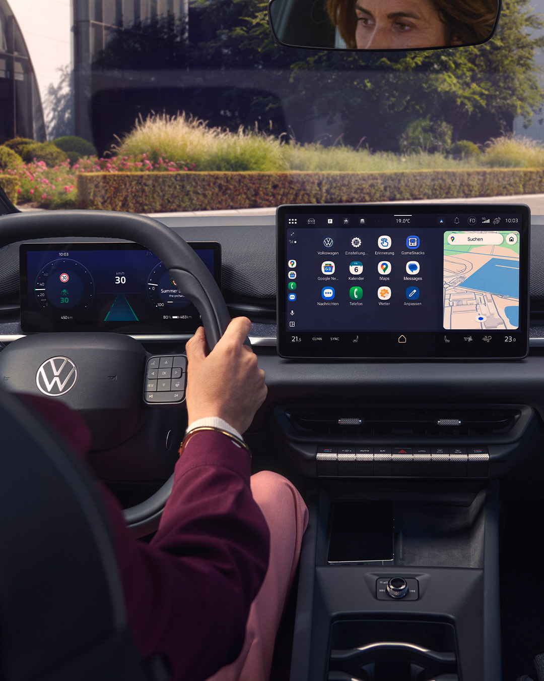 Aufnahme des Innenraums eines ID. 3 Neo. Abgebildet eine Frau. die das Lenkrad mit beiden H&auml;nden h&auml;lt. Fokus liegt auf das den gro&szlig;en Bildschirm des Fahrzeugs. 