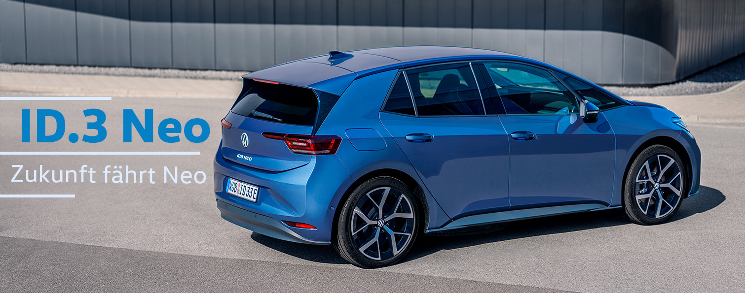 ID. 3 Neo, Zukunft f&auml;hrt Neo. Abbildung zeigt einen blauen ID. 3 Neo. Hintere Seiten Ansicht. 