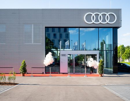Bild aussen Er&ouml;ffnung Audi Augsburg