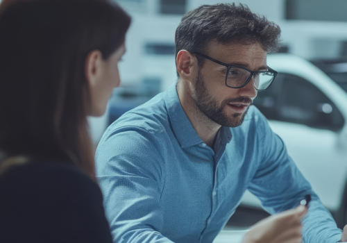 Verkaufsgespr&auml;ch Mann und Frau