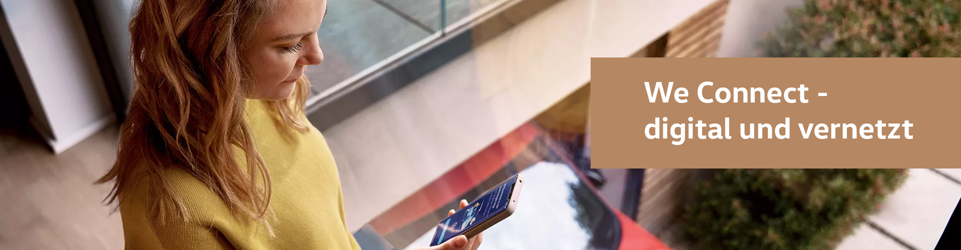 Frau mit Handy und Hinweis "WE Connet - digital vernetzt" banner