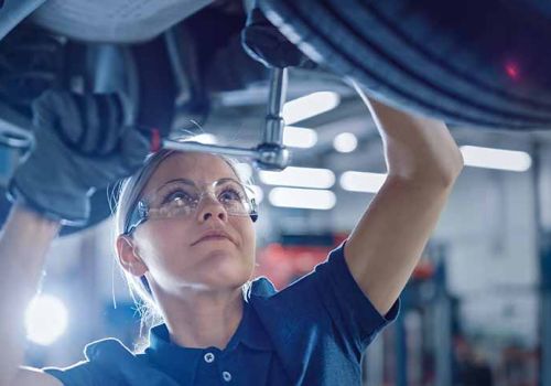 zwei Servicemitarbeiter der Schwaba in der Werkstatt