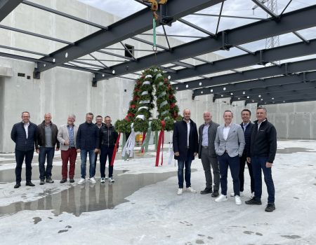 Richtfest mit Team und Richtkranz im Schwaba Gebrauchtwagenzentrum