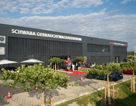 Schwaba Gebrauchtwagenzentrum abbgebildet mit Luftballons und Einladung zur Erf&ouml;ffnungsfeier am 12.07. um 10-15 Uhr