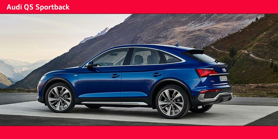 Audi Q5 Sportback in blau stehend auf einer Platform im Freien im hinergrund sind die Berge
