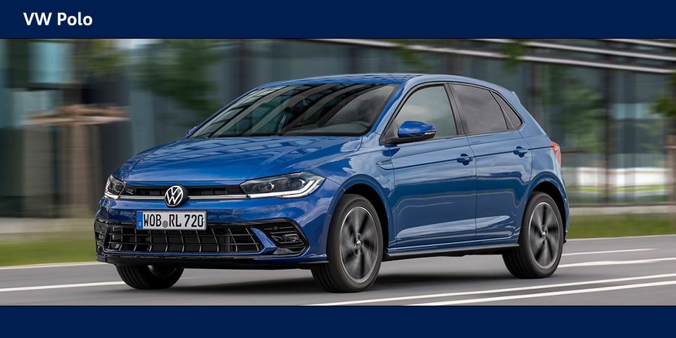 Volkswagen Polo in blau fahrend auf der Straße