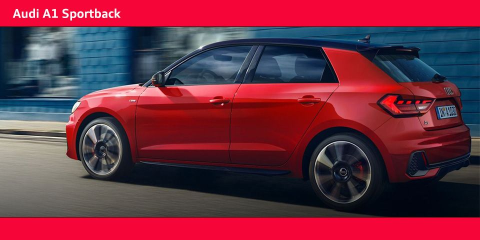 Audi A1 Sportback fahrend in rot seitlich sichtbar
