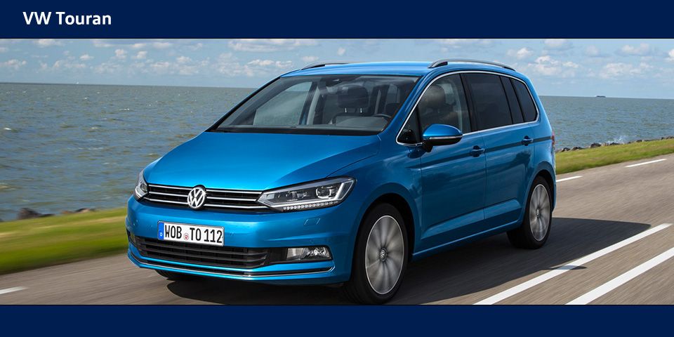 Volkswagen Touran in blau Metallic fahrend an einer Küstenstrasse