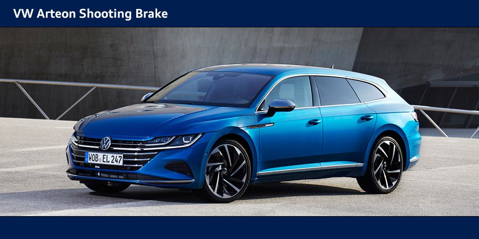 Volkswagen Areton Shooting Brake in blau metallic stehend auf einer Einfahrt