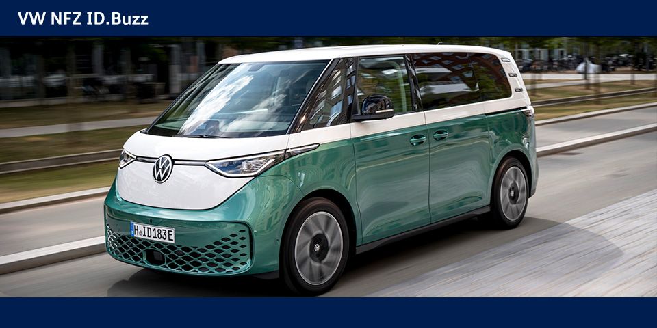 Volkswagen Nutzfahrzeuge ID.Buzz in grün mit weißem Dach fahrend auf der Straße